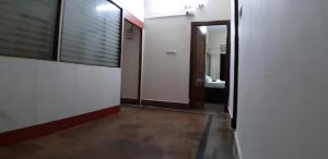 um corredor com uma porta que leva a uma sala com um quarto em Hotel Bhubaneswar Pride em Bhubaneshwar