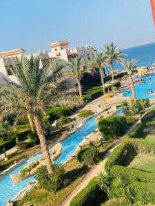 an aerial view of a water park with palm trees at فيلا دوبلكس في لاسيرينا السخنة in Ain Sokhna