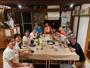 un grupo de personas sentadas alrededor de una mesa en Tototo Morioka, en Morioka