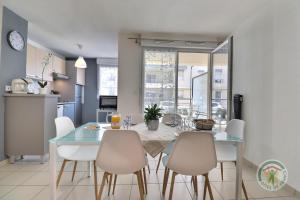 uma cozinha e sala de jantar com mesa e cadeiras em Le balcon de sevigne em Cesson-Sévigné