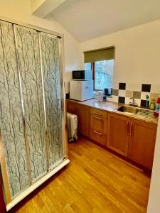 1 Bedroom Apartment with a Wonderful View في استون: مطبخ مع باب زجاجي يؤدي إلى قمة العداد
