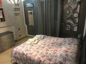 - une chambre avec un grand lit et une couverture rose dans l'établissement La casa di Elena, à Sannicandro di Bari