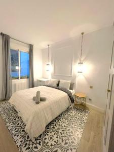 1 dormitorio con cama y ventana grande en NEW APARTMENT IN CITY-CENTER, GRAN VIA, en Madrid