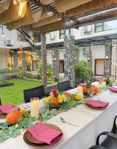馬格朗的住宿－斯睿提馬格朗酒店，一张桌子,用来做南瓜和蜡烛的感恩餐