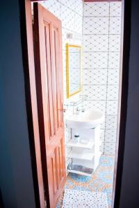 Et badeværelse på Studio Meublé Ey's Appart Bastos