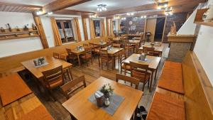 Reštaurácia alebo iné gastronomické zariadenie v ubytovaní Horský Hotel Sněženka