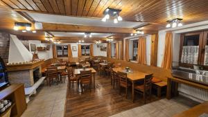 Reštaurácia alebo iné gastronomické zariadenie v ubytovaní Horský Hotel Sněženka