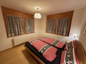 una camera con un letto con due cuscini sopra di 250m zur Hannigalp und Bergpanorama a Grächen