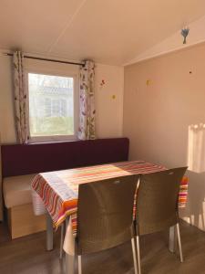 Posezení v ubytování Mobil-home une chambre