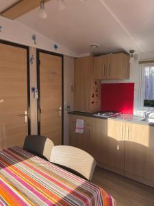 Kuchyň nebo kuchyňský kout v ubytování Mobil-home une chambre