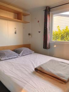 Postel nebo postele na pokoji v ubytování Mobil-home une chambre + 2 fotografie