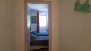 eine offene Tür zu einem Schlafzimmer mit einem Spiegel in der Unterkunft un ecrin de verdure face à la mer in Isolaccio-di-Fiumorbo