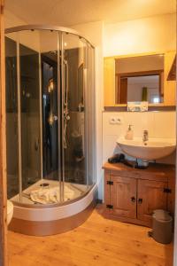 y baño con ducha y lavamanos. en Hostel - Ron`s Guesthouse, en Oberstdorf