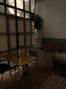 - une cuisine avec une table en bois dans une chambre dans l'établissement Aghmashenebeli Apartment, à Tbilissi