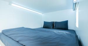 Uma cama ou camas num quarto em Bobopod Airport CBC, Tangerang
