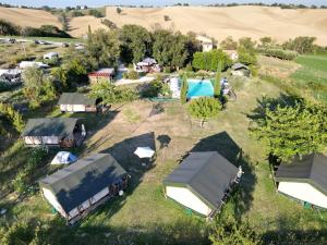 una vista aérea de un camping con piscina y árboles en Tenuta Tredici Ulivi, en Casa Albonetti
