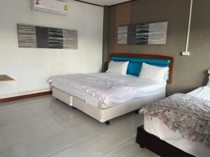 - une chambre avec 2 lits dans l'établissement บุญพน รีสอร์ต Maldives resort&restaurant, à Wichian Buri