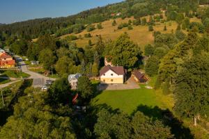 Uma vista aérea de Vila Pohoda - Apartmán s vonkajšou terasou a záhradou