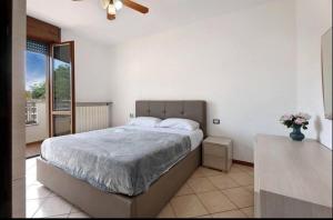 Un dormitorio con una cama grande y una ventana en Bilocale condominio Trifoglio, en Gallarate