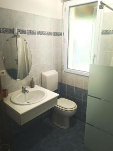 uma casa de banho com um lavatório, um WC e um espelho. em Chambre Sérénité avec SDB privée - 'Les 7 Sources' 