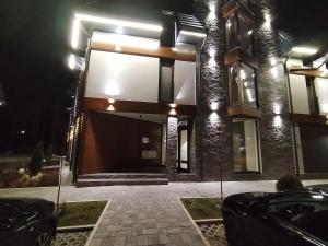 una casa con luci sul lato di essa di notte di Borovi 24 a Divčibare