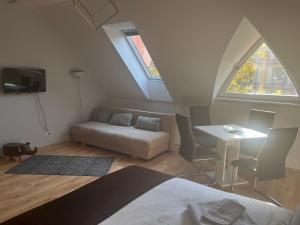 1 dormitorio con cama, mesa y ventana en Grace Apartman, en Hajdúszoboszló