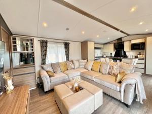 uma sala de estar com um sofá e uma mesa em Luxury Langham Lodge em Clitheroe