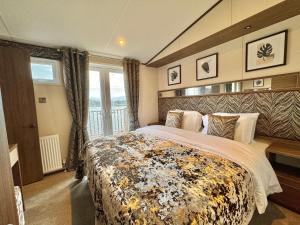 Un dormitorio con una cama grande y una ventana en Luxury Langham Lodge, en Clitheroe