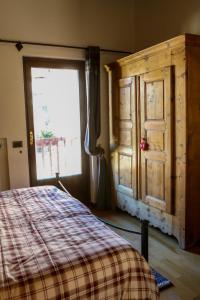 sypialnia z łóżkiem i dużym oknem w obiekcie Baita Plagnol Sestriere Ski Slopes w mieście Sestriere