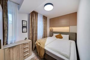 - une chambre avec un lit et une fenêtre dans l'établissement Apartmán Barborka, à Jáchymov