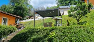 ein Gebäude mit einem schwarzen Dach auf einem Hügel in der Unterkunft Ferienhaus - Bungalow in Sonneberg