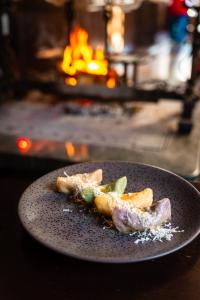 une assiette de nourriture sur une table avec de la nourriture dans l'établissement Al Fogolâr Rooms & Osteria with Saunaland, à Tolmezzo