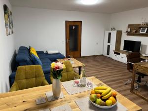 una sala de estar con una mesa con un bol de fruta en Appartement Schwetzingerstadt en Mannheim