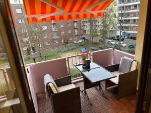 a balcony with a table and chairs and a view of a city at Appartement Schwetzingerstadt in Mannheim