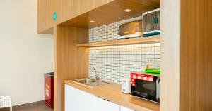 A cozinha ou kitchenette de Bobopod Airport CBC, Tangerang