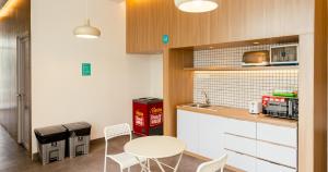 A cozinha ou kitchenette de Bobopod Airport CBC, Tangerang