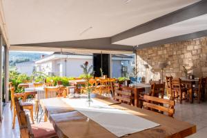 un ristorante con tavoli e sedie e un muro di pietra di Espira by Antioch Hotel a Urla