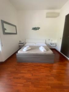 Camera bianca con letto e specchio di Sollevante Guest House a Riomaggiore