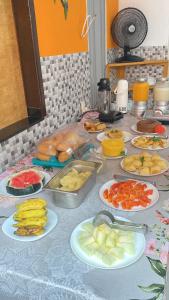 uma mesa com muitos pratos de comida em Pousada & Kitnet Nascer do Sol na Ilha de Boipeba
