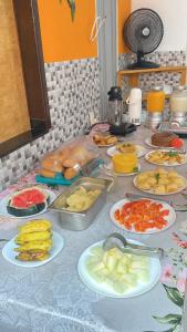 une table avec de nombreuses assiettes de nourriture dans l'établissement Pousada & Kitnet Nascer do Sol, à Île de Boipeba