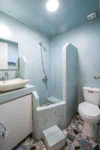 a bathroom with a shower and a toilet and a sink at Γκαρσονιέρα #2 υπνοδωμάτιο σε οντά in Heraklio