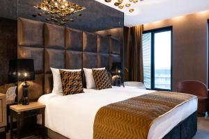 Posteľ alebo postele v izbe v ubytovaní Art Suites Boutique Hotel - Krakow Center