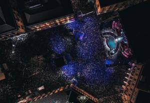 una vista in alto di un palco con una folla di persone di B&b il cuore di Kroton a Crotone