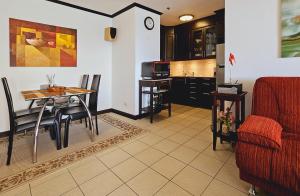 een keuken en een woonkamer met een tafel en stoelen bij Patong Tower Cozy Comfy Luxury Apartment with Seaview, for 1-3 people, in Phuket in Patong Beach