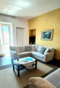 een woonkamer met een bank en een salontafel bij Magnifico Appartamento Centro Como in Como