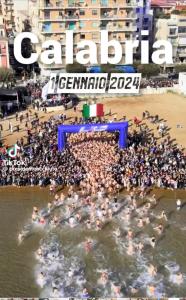 una grande folla di persone in acqua in una spiaggia di B&b il cuore di Kroton a Crotone
