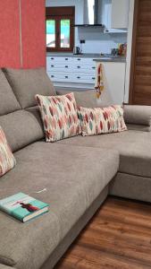 eine Couch mit einem Buch darauf im Wohnzimmer in der Unterkunft Casa Milagrito Gran Canaria in Vega de San Mateo