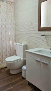 ein weißes Bad mit einem WC und einem Waschbecken in der Unterkunft Casa Milagrito Gran Canaria in Vega de San Mateo