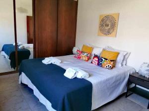 sypialnia z łóżkiem z ręcznikami w obiekcie Citymar Vilamoura T2 com piscina w mieście Vilamoura