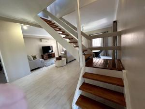 Postel nebo postele na pokoji v ubytování Beachside Modern Cedar Home